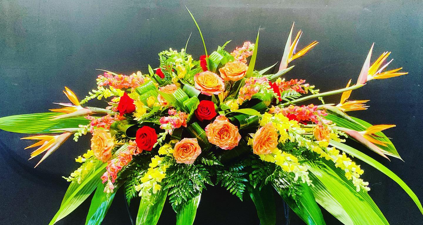 Pour les gens qu’on aime  #zenlepouvoirdesfleurs #funeral #funeraire #deuil #exoticflowers #coussin