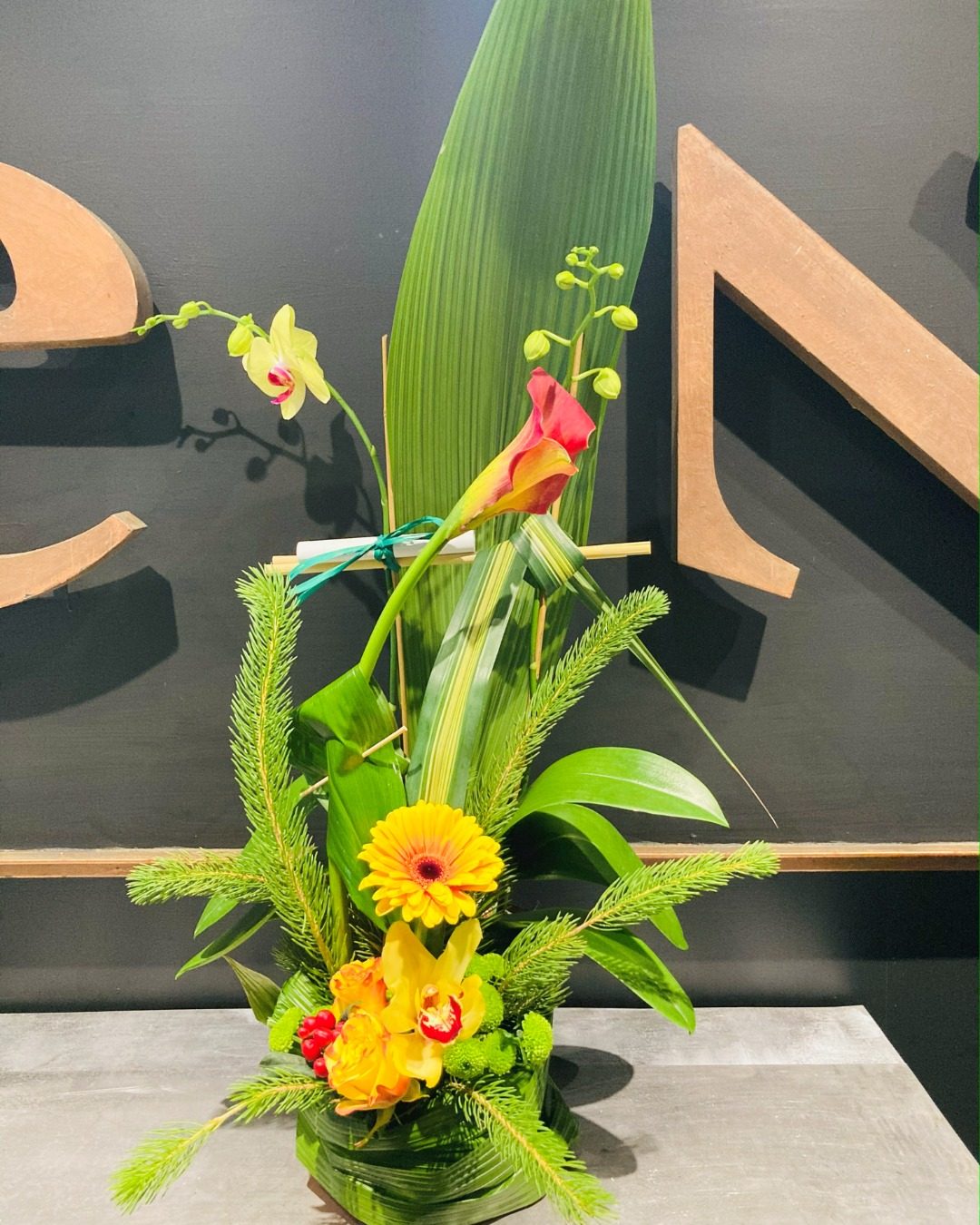 Chez Zen, on vous offre des bouquets uniques, créés sur-mesure par nos fleuristes inspirés. Aujourd'hui on vous présente celui-ci, qui marie lignes épurées et couleurs vibrantes pour un effet élégant et audacieux. 💐🌻

#fleuristemontreal #bouquetdefleurs #flowerbouquet #arrangementfloral #lepouvoirdesfleurs #laurierouest