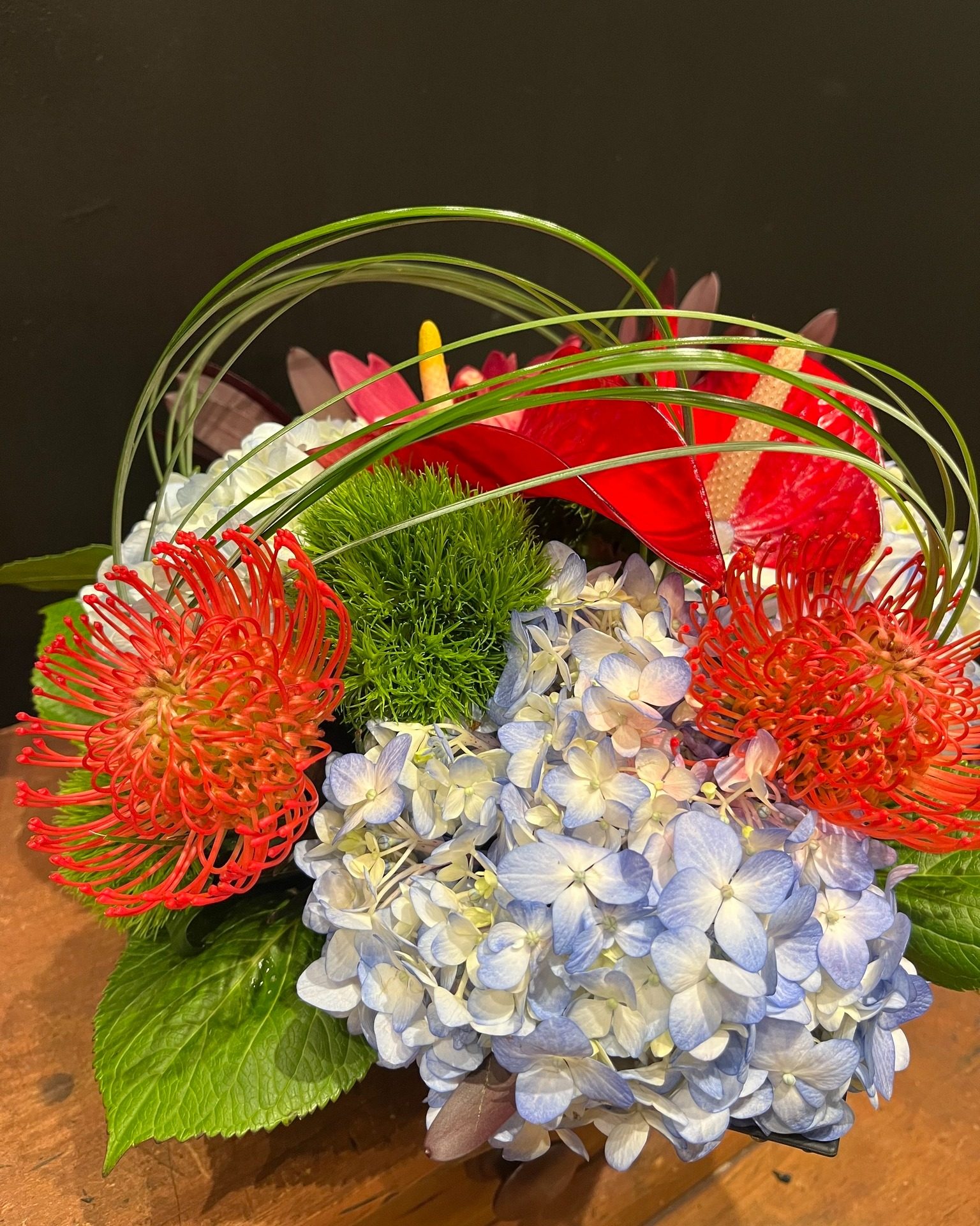 🌺 Des textures, des couleurs, un brin d’exotisme… tout ce qu’il faut pour illuminer votre journée! 💐

#bouquet #arrangementfloral #fleursexotiques #leucospermum #hortensias #fleurs